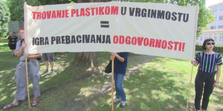 PRLJAV POSAO U VRGINMOSTU Kineska tvrtka topi plastiku i noću, građani prosvjeduju. ‘Gotovi smo, nikome nismo važni’ | NACIONAL.HR