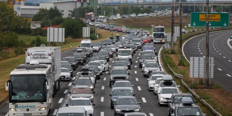 HAK Pojačan je promet na cestama u smjeru mora, kod čvora Popovec kolona od osam kilometara | NACIONAL.HR