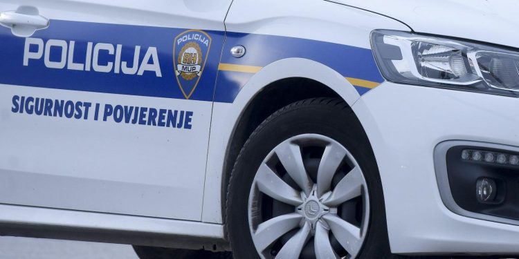 Slobodna Dalmacija – Težak incident ispred Marjanskog tunela: zaletio se kombijem na vozačicu motocikla i oštetio ga, ali tu nije stao