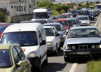 Slobodna Dalmacija – Gori vatra između dvije kolničke trake na cesti između Kaštela i Solina. Ogromne su gužve…