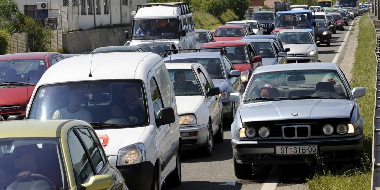 Slobodna Dalmacija – Gori vatra između dvije kolničke trake na cesti između Kaštela i Solina. Ogromne su gužve…