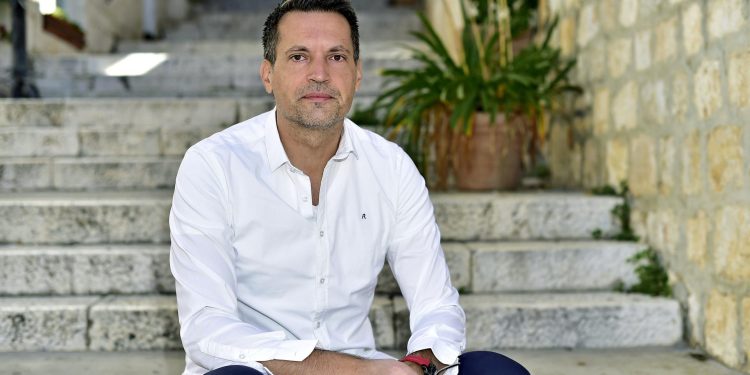 Slobodna Dalmacija – Kobni nametnik opet ubija splitske koštele; stručnjak ogorčen: ‘Parkovi i nasadi ne rade ništa, sade stabla kao pome!’