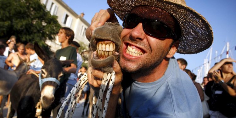 Sutra počinju legendarne Saljske užance! Večeras će ih na zadarskim ulicama najaviti Tovareća mužika