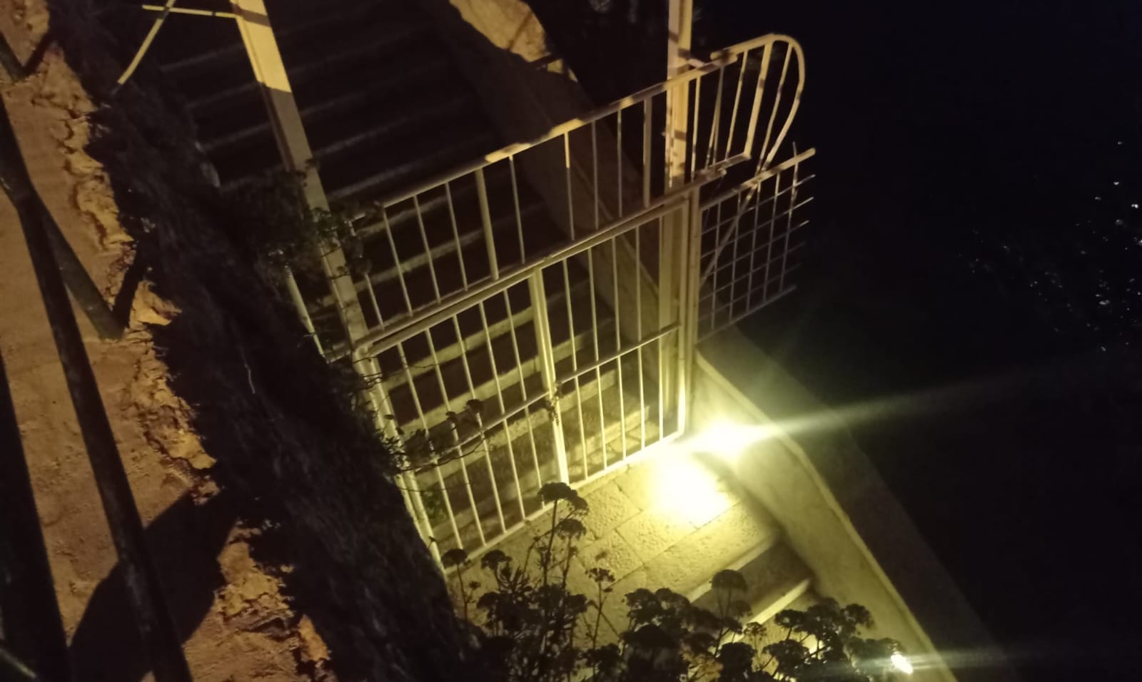 Protuzakonito zaključana ograda na kupalištu u Dubrovniku: "S jedne strane zaštitari, a s druge katanac"