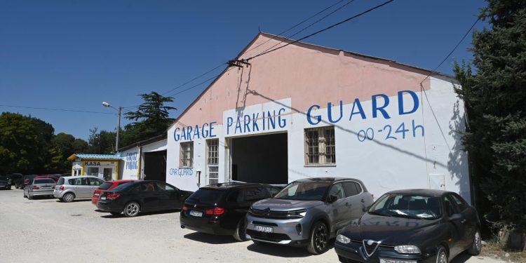 Slobodna Dalmacija – Dvije godine usred grada ilegalno naplaćivao parking! “Radimo sve po zakonu. Minimalac je 1200 € plus manča od 300 €”