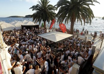 Slobodna Dalmacija – Oglasio se ‘Carpe Diem’ nakon današnje izvanredne sjednice: ‘Mi smo vitalna spona Hvara i žrtve smo neviđene hajke!’