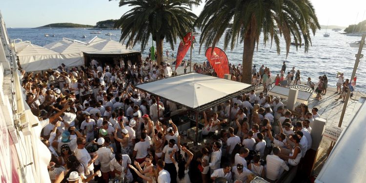 Slobodna Dalmacija – Oglasio se ‘Carpe Diem’ nakon današnje izvanredne sjednice: ‘Mi smo vitalna spona Hvara i žrtve smo neviđene hajke!’