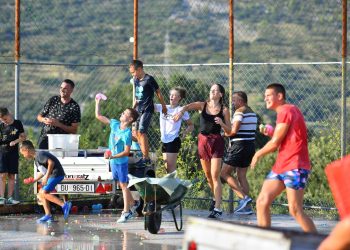 Ođe nema ni pobjednika ni suhih: Na Donjem Brgatu svakog ljeta zarate balonima, a ‘ratnici’ moraju ispuniti jedan uvjet…