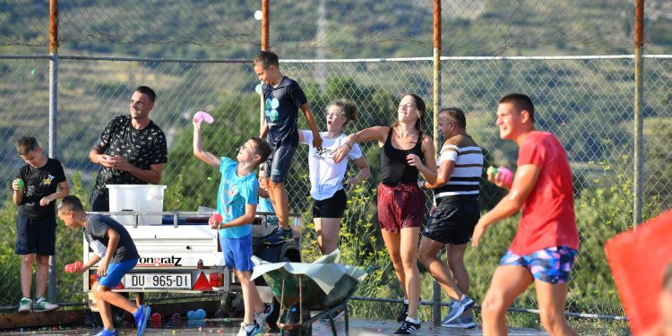 Ođe nema ni pobjednika ni suhih: Na Donjem Brgatu svakog ljeta zarate balonima, a ‘ratnici’ moraju ispuniti jedan uvjet…