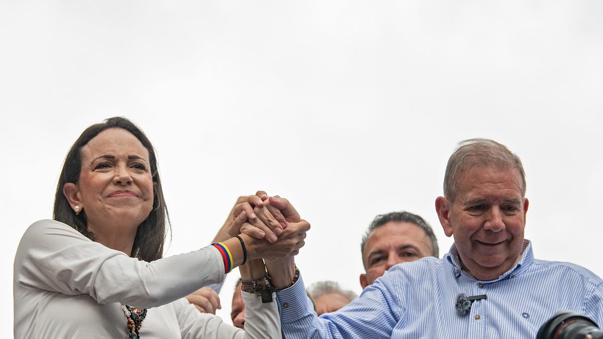 Oporbena čelnica Maria Corina Machado i oporbeni predsjednički kandidat Edmundo Gonzalez drže se za ruke