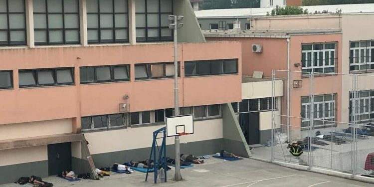 Slobodna Dalmacija – Pogledajte emotivne slike vatrogasaca koji nakon katastrofalnog požara u Dalmaciji spavaju na