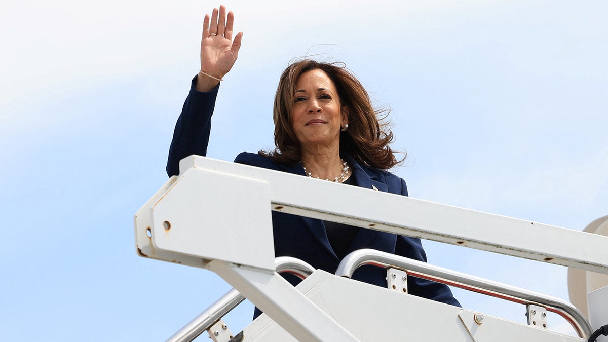 Kamala Harris maše sa stepenica Air Force Two