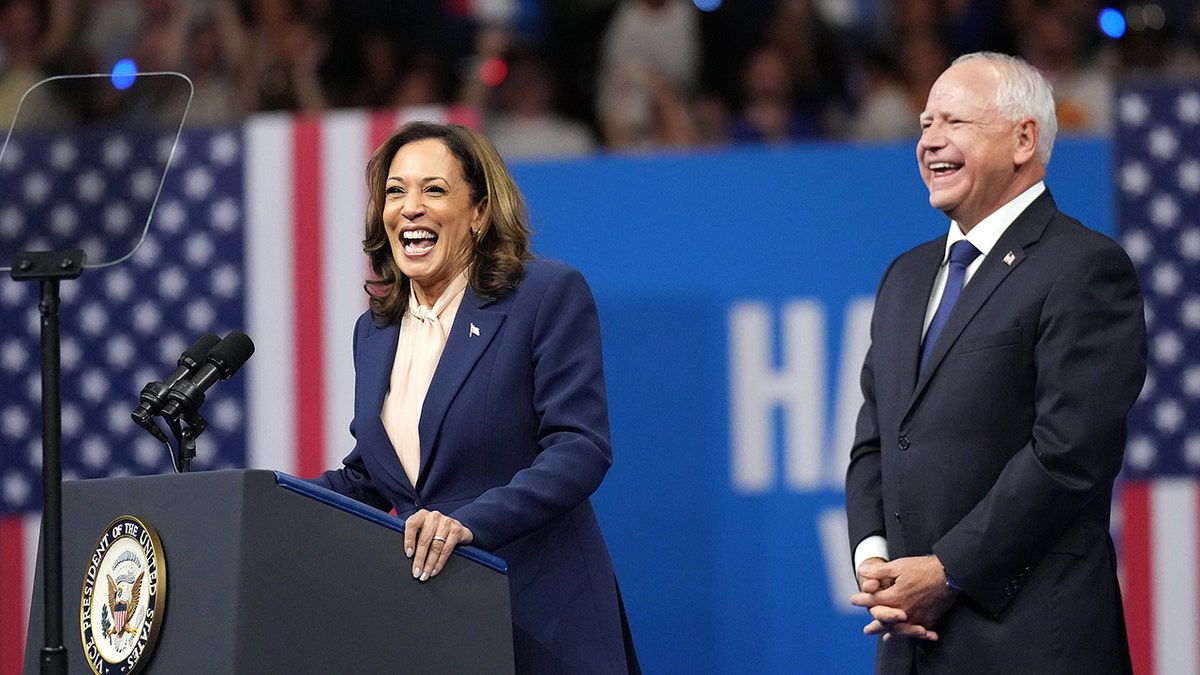 Kamala-Harris-i-trčeći-mate-Tim-Walz-prvi-se-pojavljuju-zajedno-u-Philadelphiji