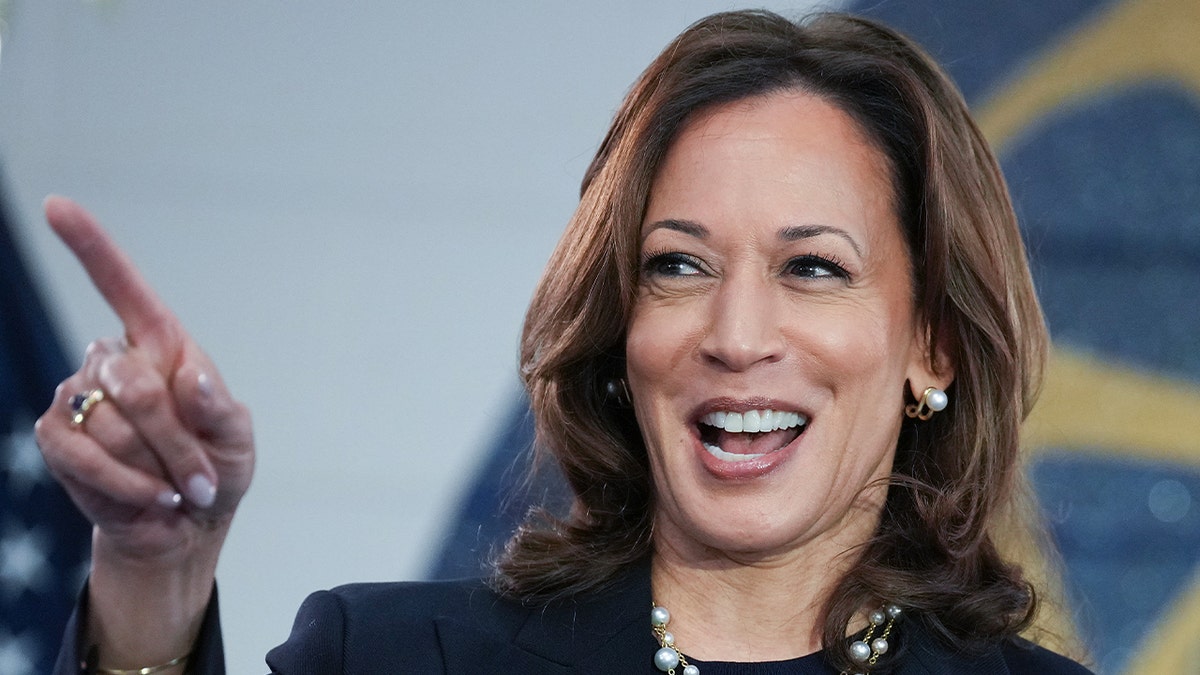 Kamala Harris pokazuje