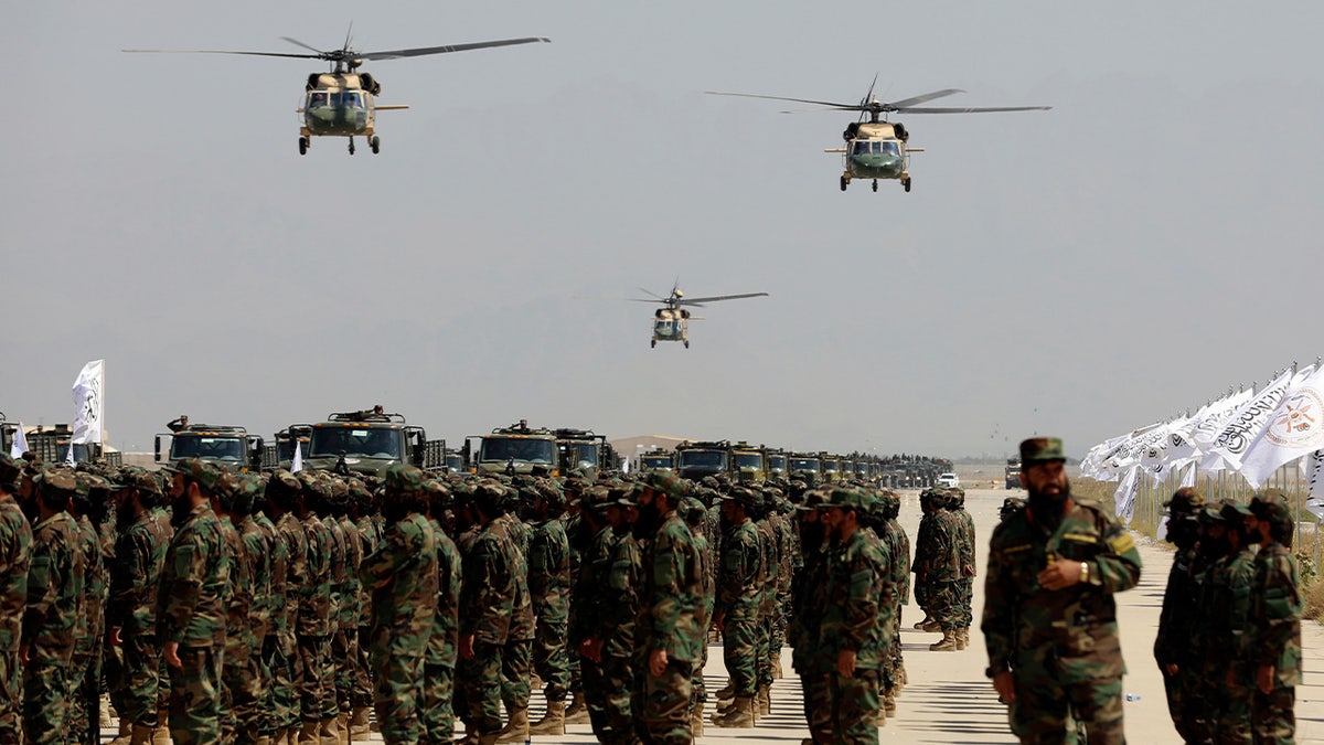 Helikopteri UH-60 Black Hawk lete tijekom vojne parade kojom se obilježava treća godišnjica povlačenja američkih trupa iz Afganistana u zračnoj bazi Bagram u afganistanskoj provinciji Parwan u srijedu, 14. kolovoza 2024.