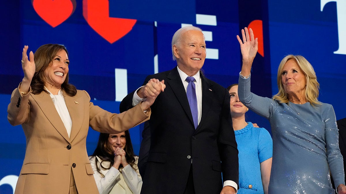 Biden, Jill Biden i Harris na pozornici DNC-a