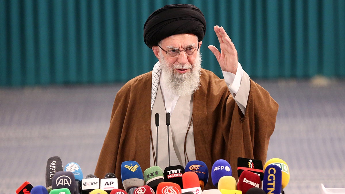 Ali Khamenei u razgovoru s novinarima.