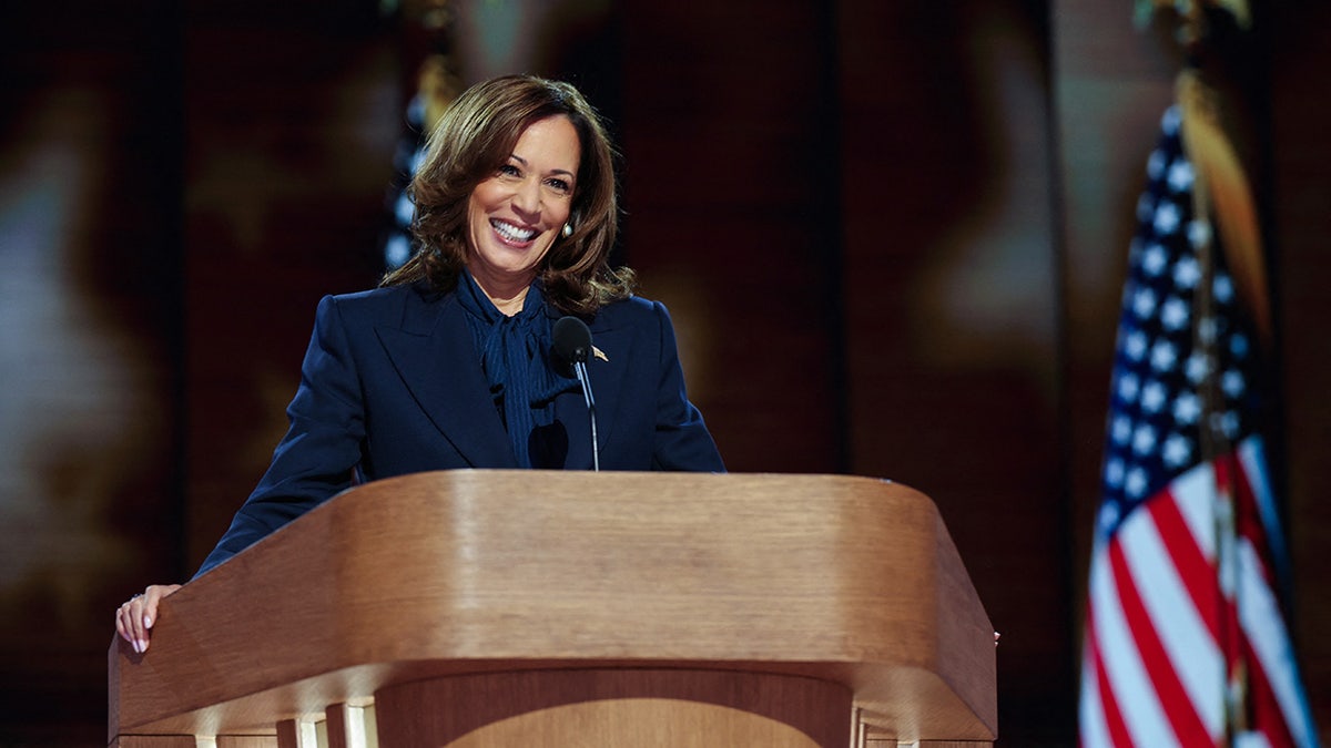 Kamala Harris izbliza na podiju u DNC-u