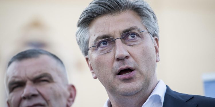 Dujiću nije naškodilo more afera. Jedino čega se boji je da mu Plenković na mobitel ne pošalje poruku sljedećeg sadržaja…