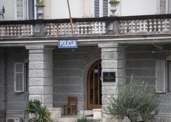 Slobodna Dalmacija – Policajci zatekli splitskog motociklista s tuđom vozačkom dozvolom pa otkrili i hladno oružje: ‘Bilo je ispod sjedišta’