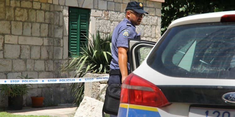 Slobodna Dalmacija – Pijani 40-godišnjak divljao po Omišu: vrijeđao na benzinskoj, udario muškarca, u džepu nosio nož od osam centimetara…