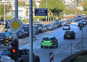 Slobodna Dalmacija – Nepoznati vandal odlučio se iskaliti na fasadi zgrade na Pujankama. Da bi stvar bila gora, zgrada se trenutno obnavlja