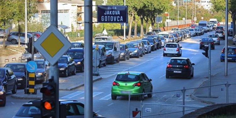 Slobodna Dalmacija – Nepoznati vandal odlučio se iskaliti na fasadi zgrade na Pujankama. Da bi stvar bila gora, zgrada se trenutno obnavlja