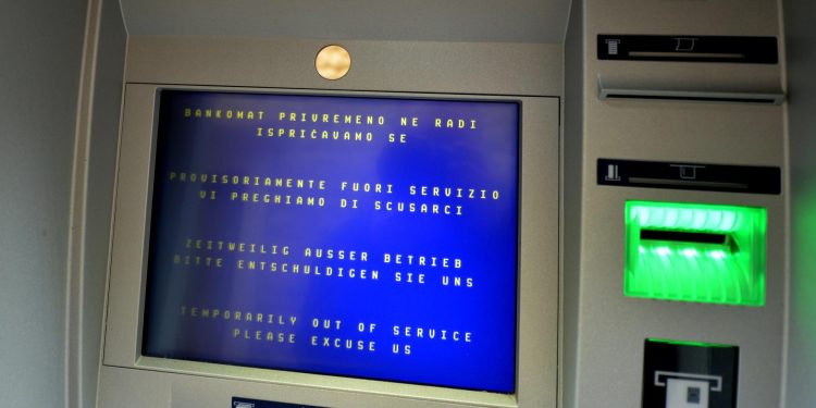 Slobodna Dalmacija – Šokirana Splićanka ne može do svojeg novca: ‘Tjednima im ne radi 30 posto bankomata u gradu, a dva su na top poziciji!?’