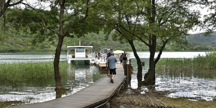 Zbog požara u zaleđu Skradina morali su reagirati i iz Nacionalnog parka Krka: ‘Roški slap je zatvoren!’