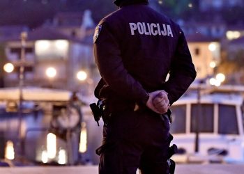 Slobodna Dalmacija – Novi brutalan napad u Hvaru! Četvorica mladića ozlijedila Jamajčanina, otočnog zeta, njihov šef kaže: ‘Sram me je’