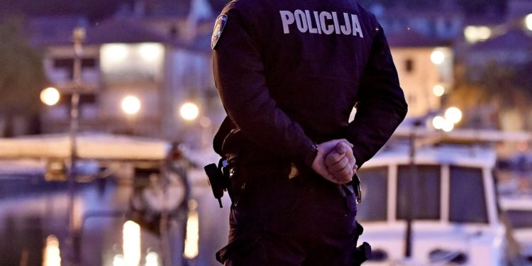 Slobodna Dalmacija – Novi brutalan napad u Hvaru! Četvorica mladića ozlijedila Jamajčanina, otočnog zeta, njihov šef kaže: ‘Sram me je’