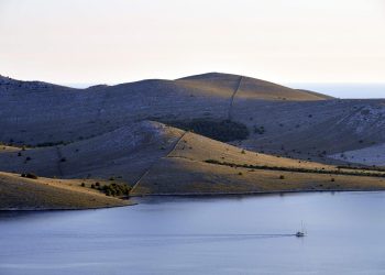 Požar buknuo na Kornatima, izgleda da je netko ispalio signalnu raketu s broda
