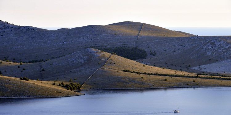 Požar buknuo na Kornatima, izgleda da je netko ispalio signalnu raketu s broda