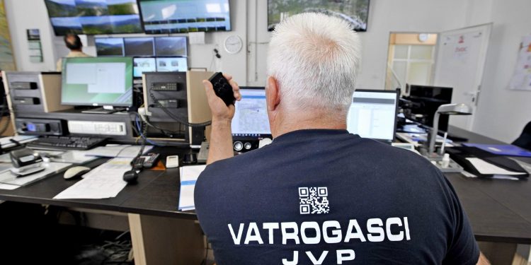 Slobodna Dalmacija – Požar u stanu u Splitu! Na požarištu su dva vozila i devetero vatrogasaca i policija