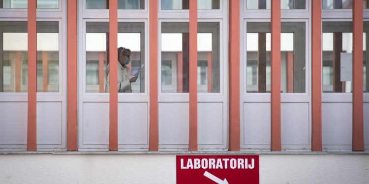 Slobodna Dalmacija – Objavljen natječaj za novog ravnatelja splitske bolnice. Spominju se dva moguća kandidata. A liječnici i dalje odlaze