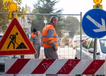 Slobodna Dalmacija – Turisti su se okomili na splitske prometne znakove; čupaju ih, vade i premještaju. Provjerili smo kakve su kazne za to