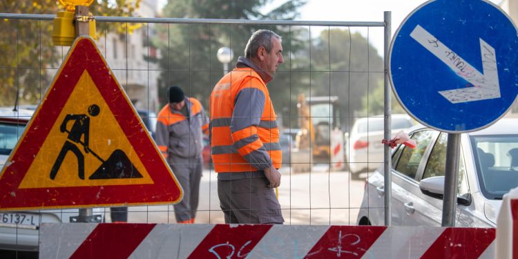 Slobodna Dalmacija – Turisti su se okomili na splitske prometne znakove; čupaju ih, vade i premještaju. Provjerili smo kakve su kazne za to