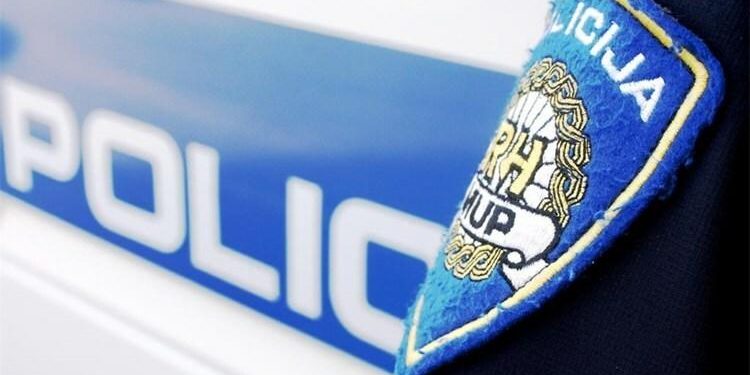 Slobodna Dalmacija – Splitska policija usred dana zaustavila 50-godišnjaka koji je vozio bez dozvole. Imao je imao drvenu palicu i