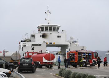 Slobodna Dalmacija – Motorna jahta od 50 metara zabila se u krmu trajekta, putnici za Pašman ostali na rivi, došla policija i hitna pomoć