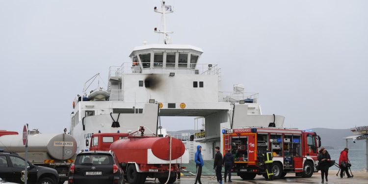 Slobodna Dalmacija – Motorna jahta od 50 metara zabila se u krmu trajekta, putnici za Pašman ostali na rivi, došla policija i hitna pomoć