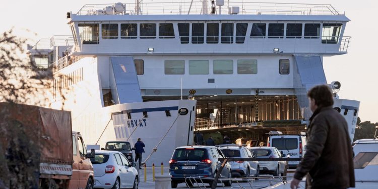 Slobodna Dalmacija – Otočaninu prekipjelo, zbog trajekta stalno kasni na posao u Split: ‘Zbog vas ću se morati dizati sat i pol ranije’