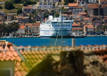 Slobodna Dalmacija – Sezona na Visu: više gostiju, manja osobna potrošnja; otkrivamo što se rentijerima obilo o glavu i zašto su vile prazne