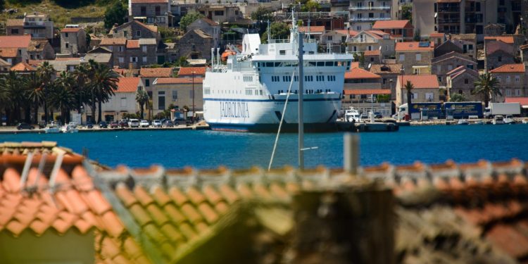 Slobodna Dalmacija – Sezona na Visu: više gostiju, manja osobna potrošnja; otkrivamo što se rentijerima obilo o glavu i zašto su vile prazne