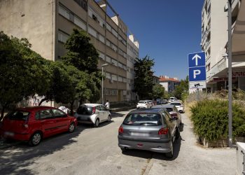 Slobodna Dalmacija – Težak sukob susjeda na splitskim Gripama: potukla se dvojica muškaraca, jedan prevezen u KBC s ozljedama glave