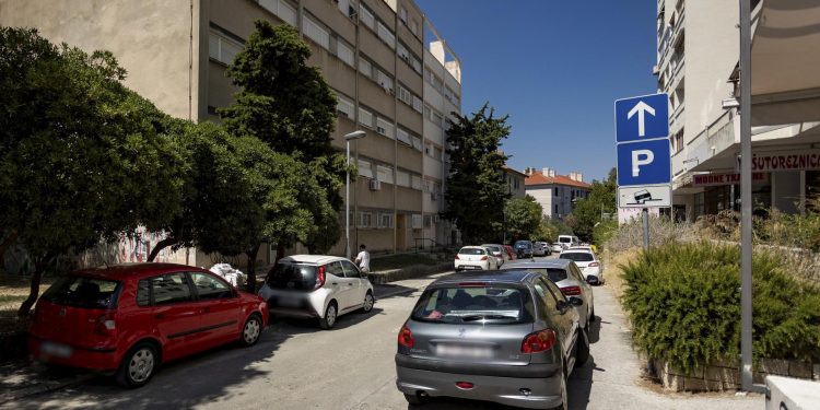 Slobodna Dalmacija – Težak sukob susjeda na splitskim Gripama: potukla se dvojica muškaraca, jedan prevezen u KBC s ozljedama glave