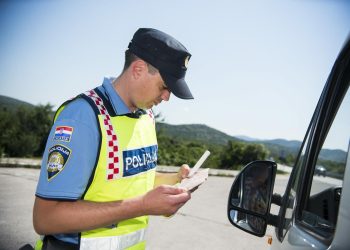 U Ninu mrtav pijan skrivio prometnu pa pobjegao, a u Biogradu uhvaćen za volanom bez položenog vozačkog ispita
