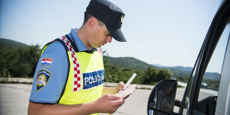 U Ninu mrtav pijan skrivio prometnu pa pobjegao, a u Biogradu uhvaćen za volanom bez položenog vozačkog ispita