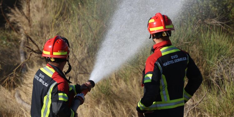 Slobodna Dalmacija – U požaru u Kaštelima izgorjele ‘zlatne parcele’ za veliki projekt poznatog splitskog poduzetnika: ‘Vi ste mi prvi glas!’