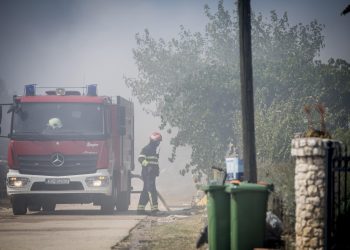 Požar u zaleđu Skradina danas je ugašen: u završnoj akciji jučer i noćas sudjelovalo 18 vatrogasaca sa šest vozila
