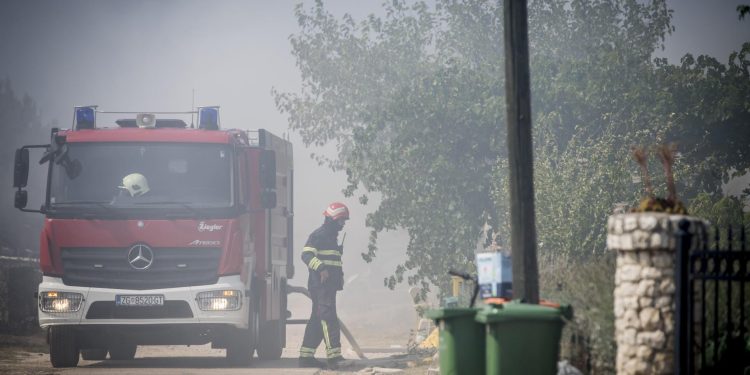 Požar u zaleđu Skradina danas je ugašen: u završnoj akciji jučer i noćas sudjelovalo 18 vatrogasaca sa šest vozila